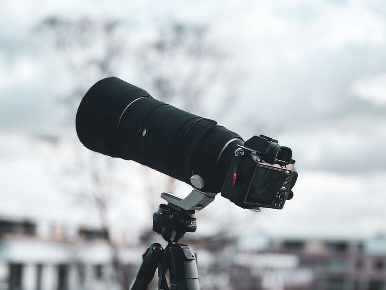 …schwerere Ausrüstung, hier eine Systemkamera samt Telezoom, stellt kein Problem dar.