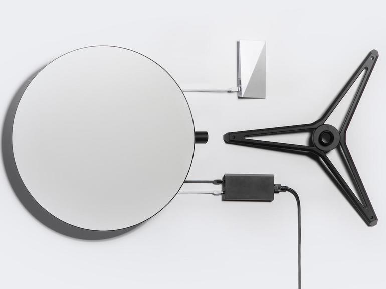 Starlink-Starterset mit Antenne, Router und Montagematerial.