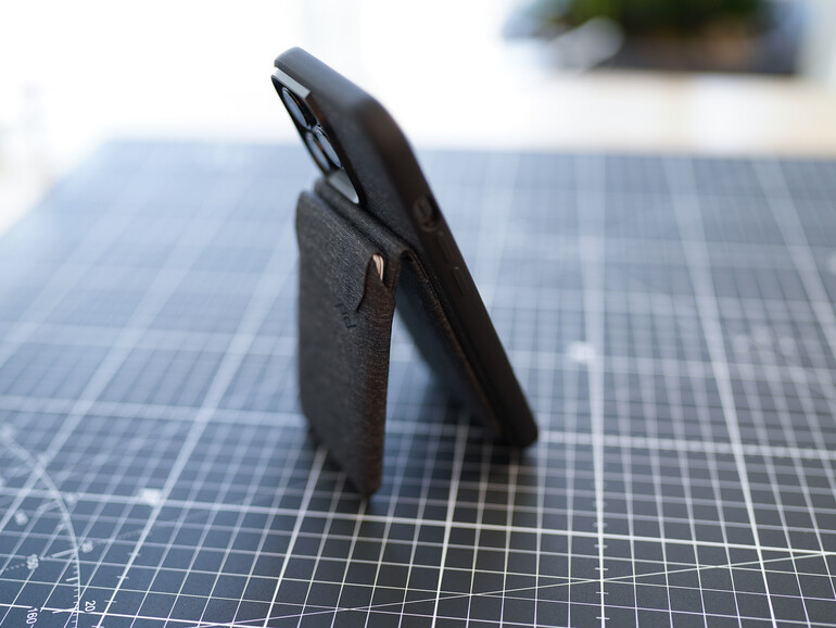 … welches auch als Aufsteller dient.