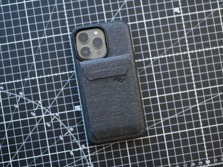 Die „Stand Wallet“ ist ein pfiffiges Kartenetui …