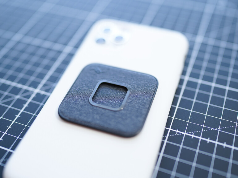 Über den „Universal Adapter“ lässt sich jedes Smartphone fit für die „Mobile“ machen – hier ein entsprechend nachgerüstetes iPhone 11 Pro Max (wobei Peak Design die Installation auf einem Silikon Case wie hier ausdrücklich nicht empfiehlt).