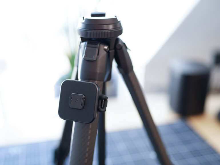 Über die „Universal Bar Mount“-Halterung findet das iPhone Halt an allem, was ansatzweise wie eine Stange aussieht, etwa an einem Stativbein (Rollator, Kinderwagen, Fahrradrahmen oder -lenker…).