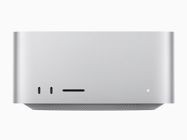 Auf der Vorderseite finden sich zwei USB-C-Anschlüssen (M1-Max-Modell) respektive zwei TB-4-Buchsen beim M1-Ultra-Gerät. Daneben: ein SDXC-Kartenslot.