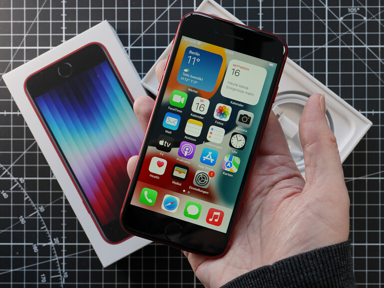 Das neue iPhone SE ist da – das unveränderte Äußere trügt, im neuen Modell steckt vieles an Technik auf dem iPhone 13. Und das zu einem deutlich niedrigeren Preis.