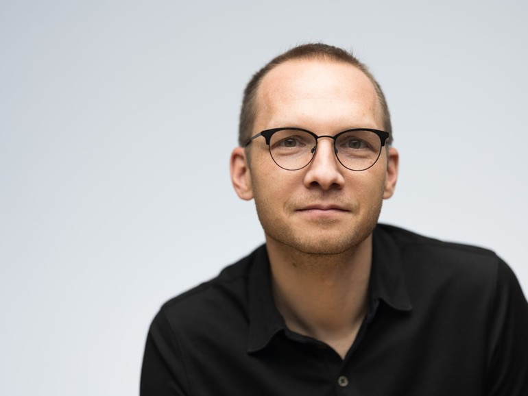 Thomas Riedl ist „Product Director für Chrome OS Enterprise und Education“ bei Google in Kalifornien. In den vergangenen Jahren hatte er verschiedene Führungspositionen im Produktbereich inne, darunter die Leitung von Googles Portfolio für Large-Screen-Geräte. Außerdem war er maßgeblich am Aufbau eines neuen Produktbereichs im TV-Bereich innerhalb von Google zuständig. Vor seiner Tätigkeit bei Google arbeitete Thomas Riedl in der Unternehmensberatung und erwarb in seinem Heimatland Österreich sowie in Belgien Hochschulabschlüsse in Betriebswirtschaft und Wirtschaftsinformatik.