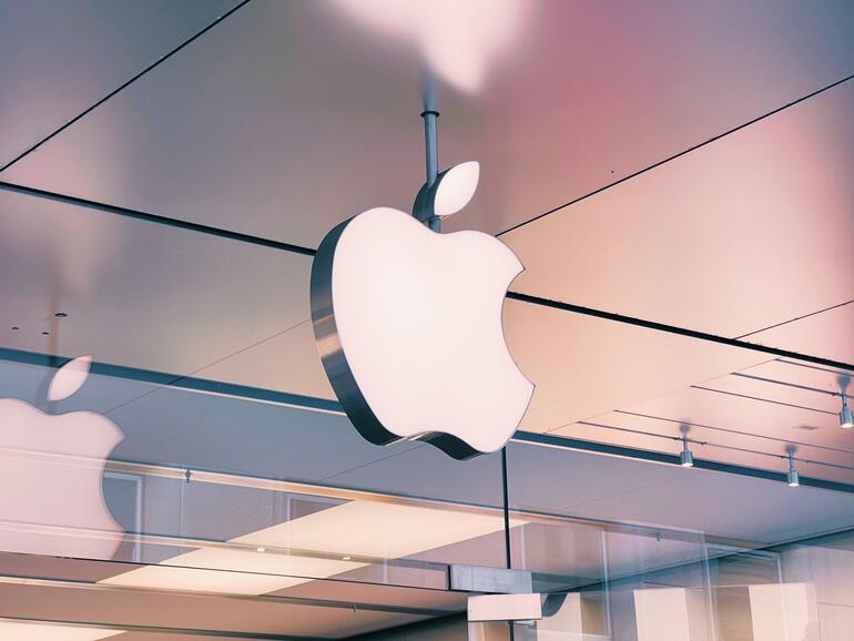 Apple Logo in einem Apple Store