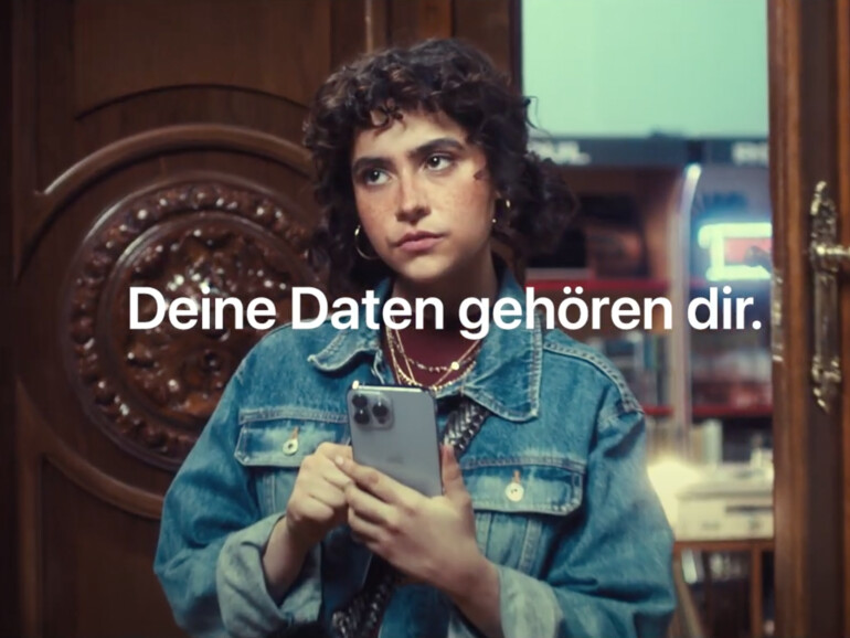 Dank ihres iPhones schlägt die wehrhafte Sophie die bösen Datenhändler:innen in die Flucht. Wirkt fast ein wenig wie eine Hommage an den legendären „1984“-Werbespot von Apple.