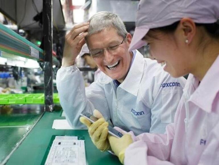 Tim Cook besucht Foxconn.
