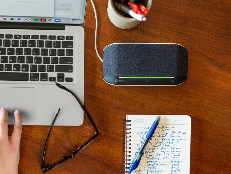 Macht sich gut auf jedem Schreibtisch: Die Mikrofone des Poly Sync 10 haben eine Reichweite von eineinhalb Metern, weshalb du ihn am besten in Reichweite platzierst.