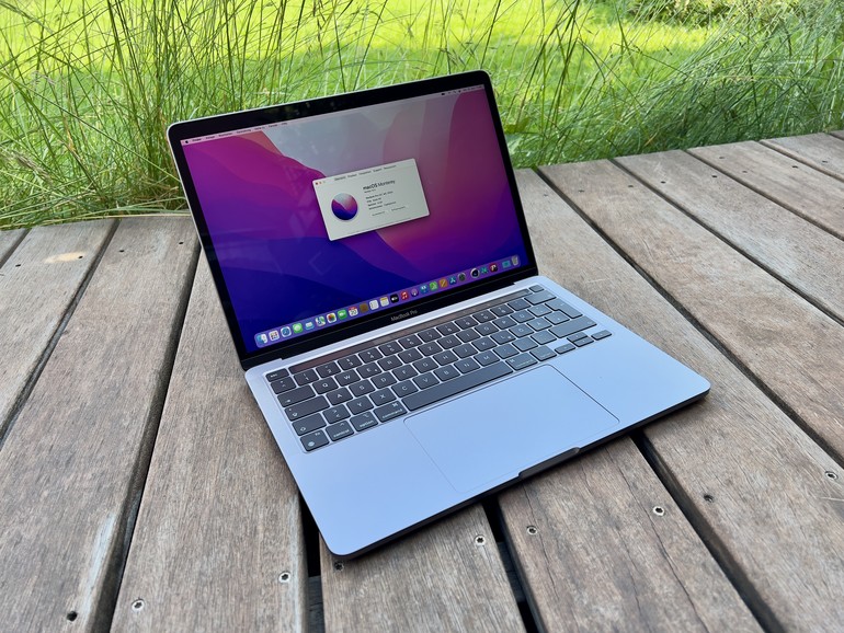 Das neue MacBook Pro lässt sich optisch nicht von seinem Vorgänger unterscheiden, kann aber dank des neuen M2-Chips mit merklich mehr Power aufwarten – vor allem im Grafik-Bereich.