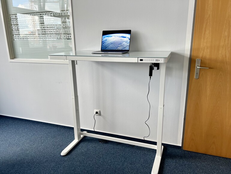 Der kleine Motor befördert die Tischplatte in luftige Höhe.