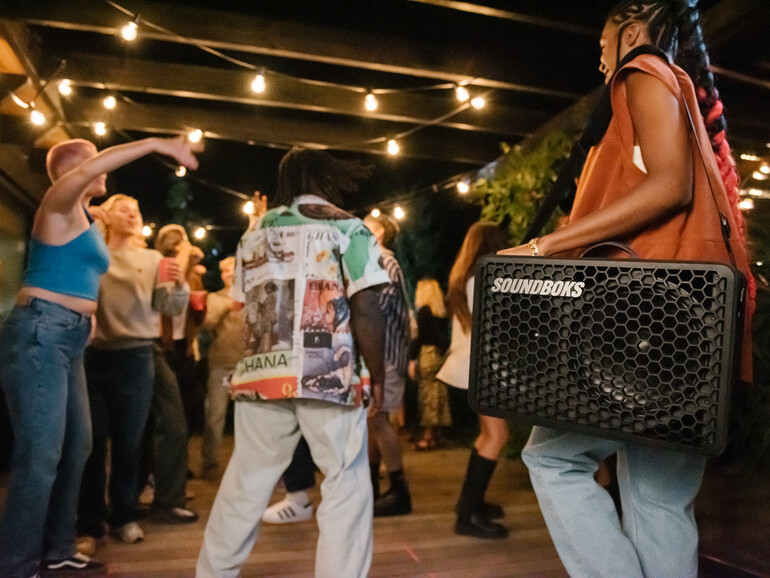 Die Idee zur ersten Soundboks entstand auf dem legendären Roskilde Festival. Mit der brandneuen Soundboks Go startest du jederzeit deine ganz eigene Open-Air-­Party.