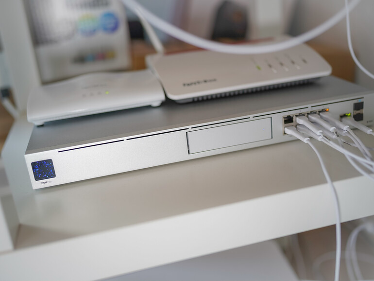 Wer kennt sie nicht, die Zimmerecke, in der sich die Netzwerk- und Smarthome-Hardware stapelt? 