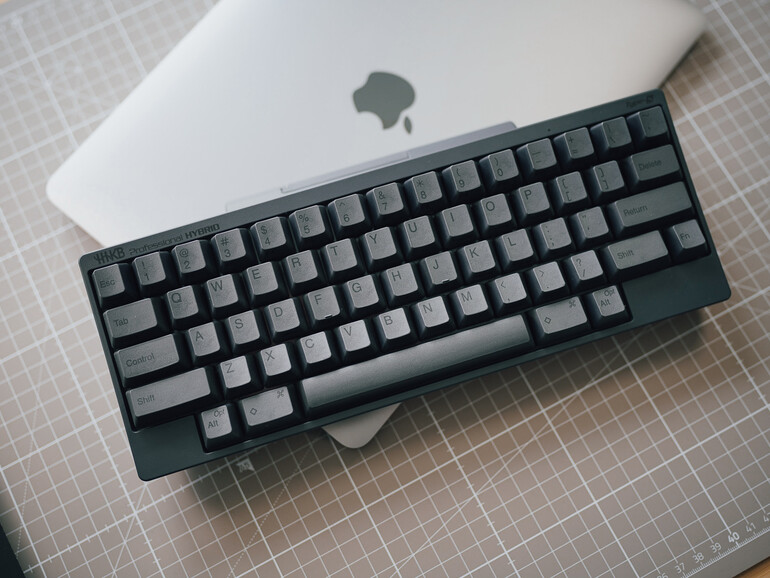 Gut möglich, dass dieser Texte auf der letzten Tastatur entstand, die den Weg auf meinen Schreibtisch fand. Das Schreibgefühl auf der Hybrid Type-S  ist überragend, den Preis und die Lernkurve aber musst du in Kauf nehmen.