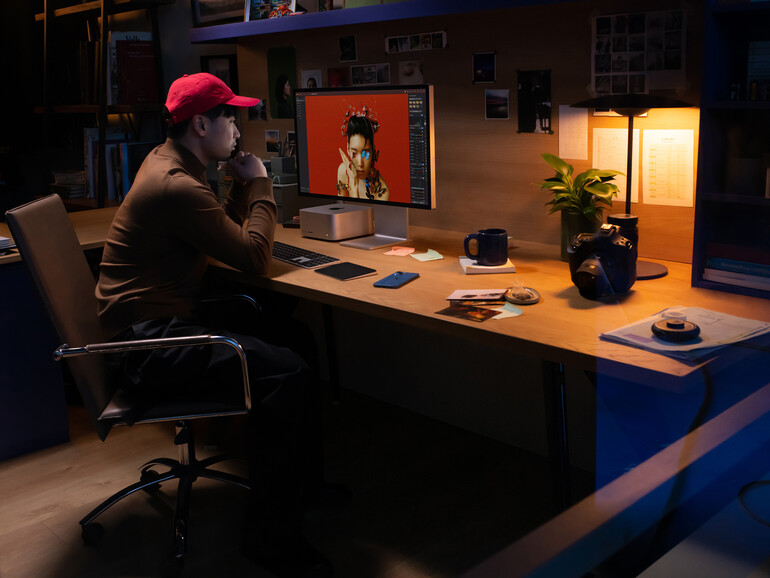 Der Mac Studio kommt ohne Zubehör. Du hast freie Wahl – und die ist nicht immer einfach. Welches Display ist das beste für deinen Einsatzzweck, welche Tastatur und Maus sind eine Empfehlung und wie bringe ich das Gerät dazu, beim Kabelstecken nicht über den Tisch zu rutschen?!