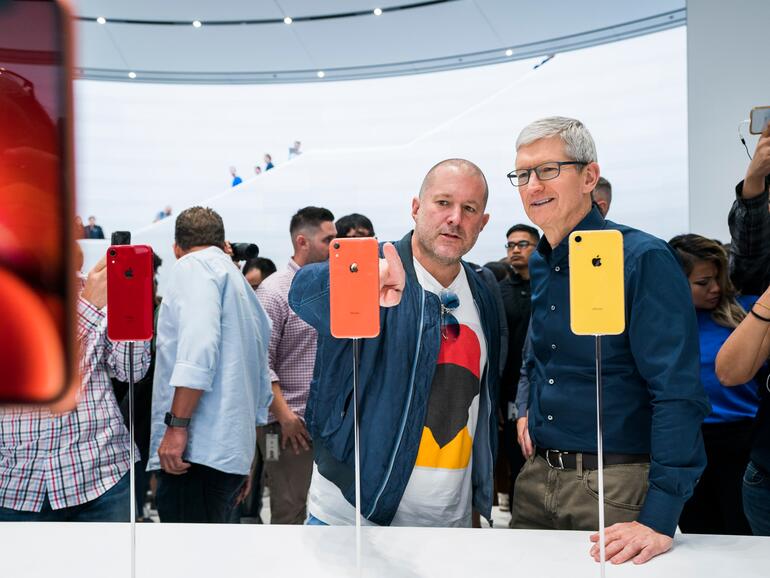 Jony Ive und Tim Cook bei der Vorstellung des iPhone XR im September 2018.