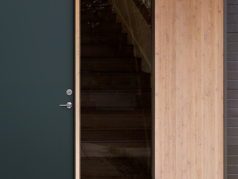 Moderne Überwachungskameras für den Außenbereich kommen oft mit einem integrierten LED-Scheinwerfer, der sich automatisch einschaltet, wenn ein Eindringling erkannt wird.