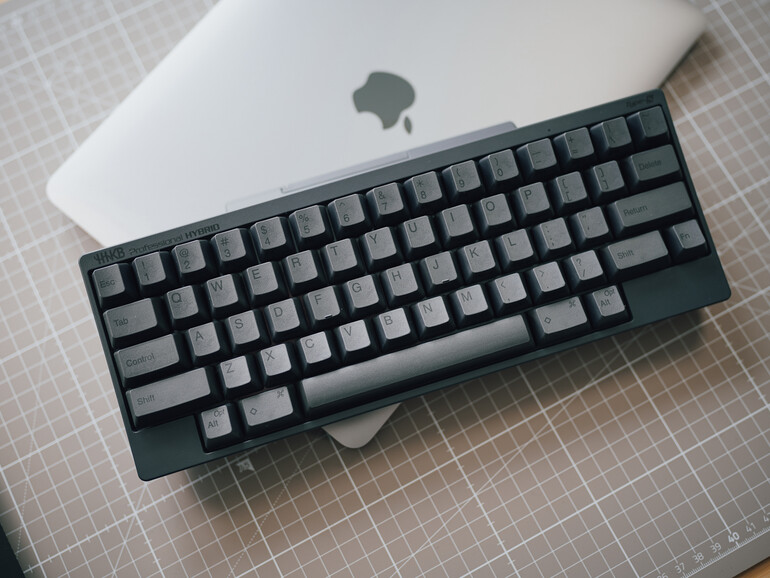 Das Happy Hacking Keyboard kombiniert die Vorteile von Rubberdome- und mechanischen Tastaturen. Der Preis ist happig, ab etwa 250 Euro ist das aktuelle Modell zu haben.