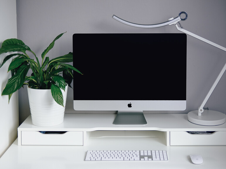 Ein aufgeräumter Arbeitsplatz. Wer nur wenig Platz auf dem Schreibtisch hat, kann zu Tastaturen ohne Nummernblock greifen.