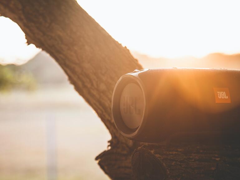 An Sommertagen lohnt sich ein Bluetooth-Lautsprecher, um auch draußen Musik zu hören
