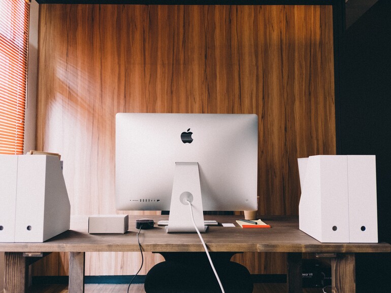 Egal ob am Esszimmertisch oder in einem dedizierten Arbeitszimmer: Auch bei der Arbeit von zu Hause aus lässt sich Energie sparen.