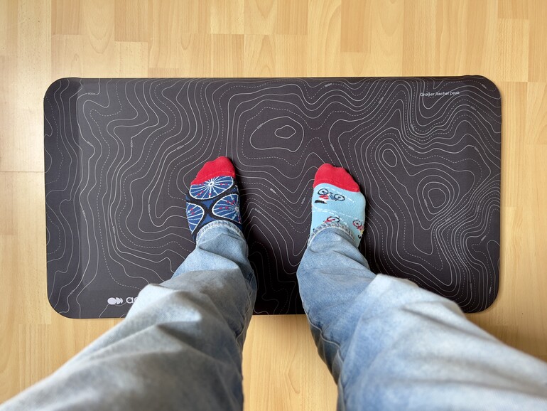 Aktiver stehen: mit der Muvmat von Aeris bleibst du auch im Stand in Bewegung.