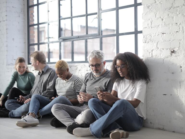 Eine britische Studie zeigt, dass mehr und mehr Erwachsene Nachrichten von TikTok beziehen