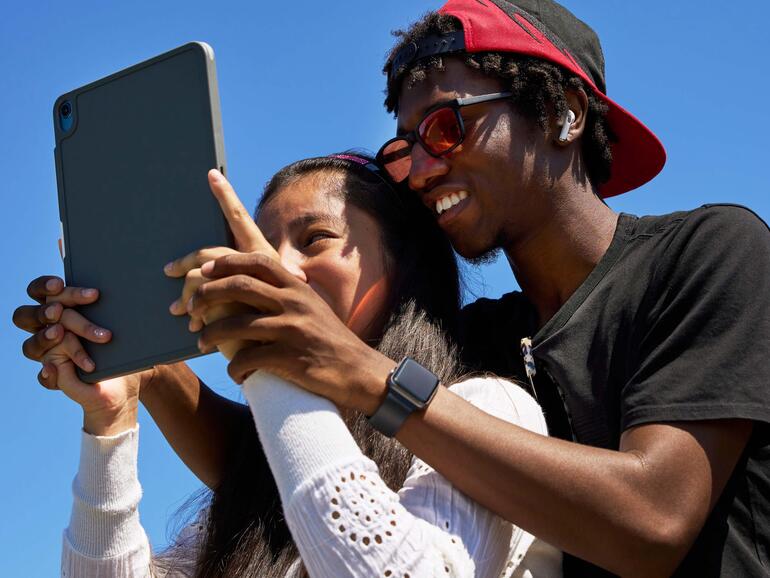 Das Programm Photography for All des The Chicago Lighthouse findet bereits im vierten Jahr statt und nutzt Apple Technologie, um Jugendlichen, die rechtlich blind sind oder eingeschränktes Sehvermögen haben, das Fotografieren beizubringen.
