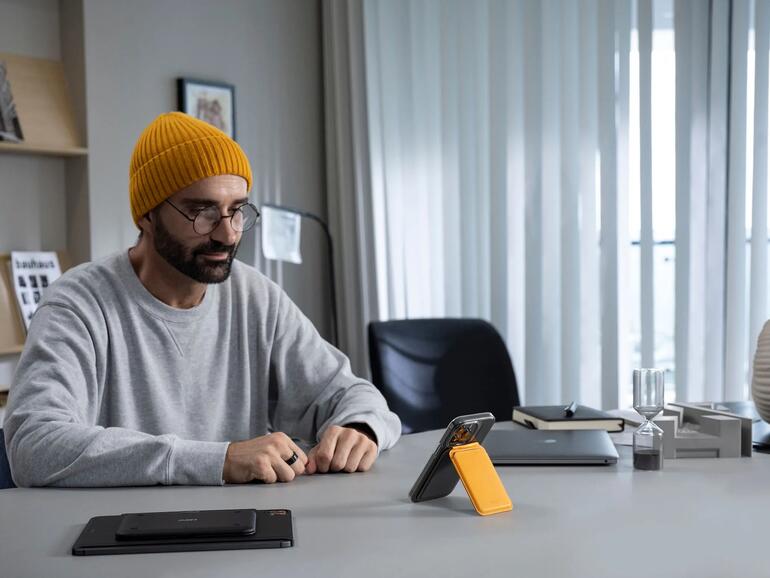 Moft Flash MagSafe Wallet &amp; Stand