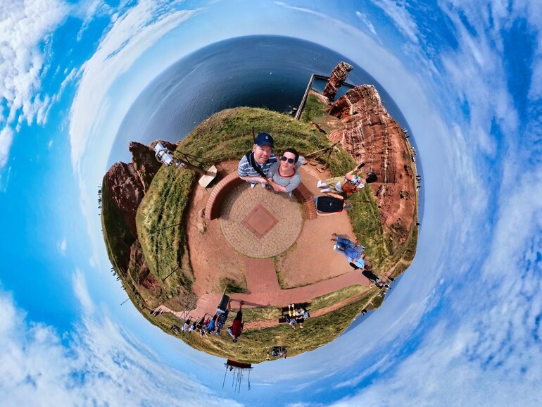 Tiny-Planet-Aufnahmen sehen spektakulär aus. Im Bild gut zu sehen: Die Software der Kamera lässt den Selfiestick verschwinden.