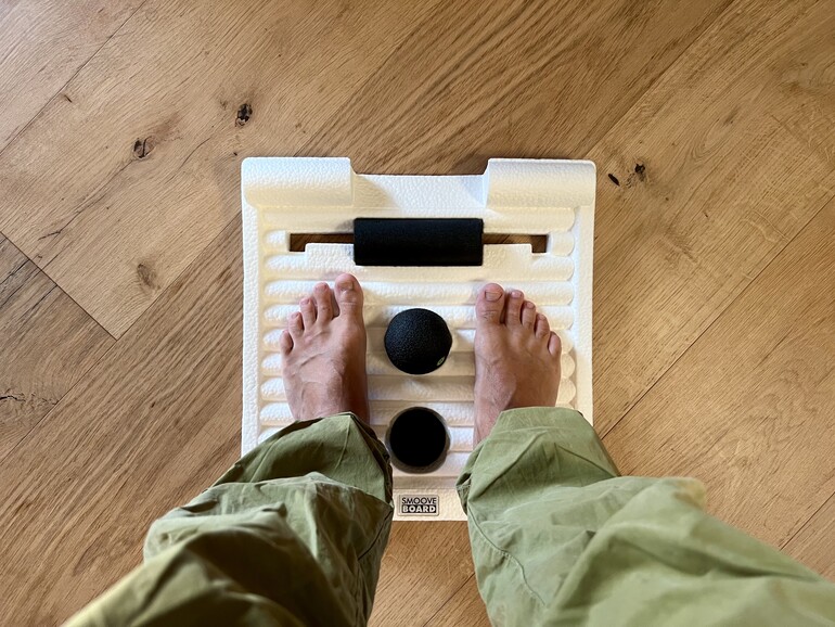 Interessante Mischung aus Anti-Ermüdungsmatte und Fitnessgerät: das Smoove Board von Blackroll.