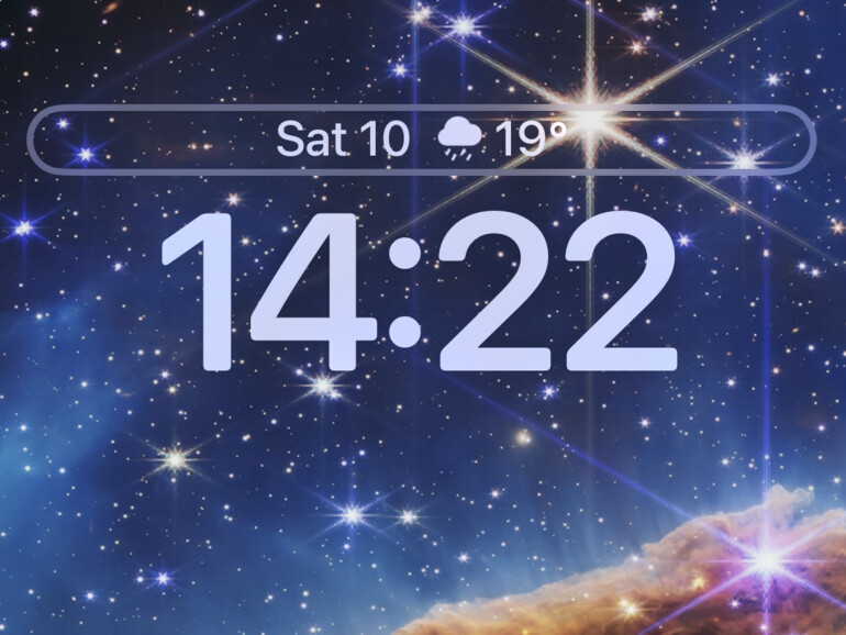 Another widget spot is somewhat hidden: you can also place a very limited selection of widgets next to the date display above the time.