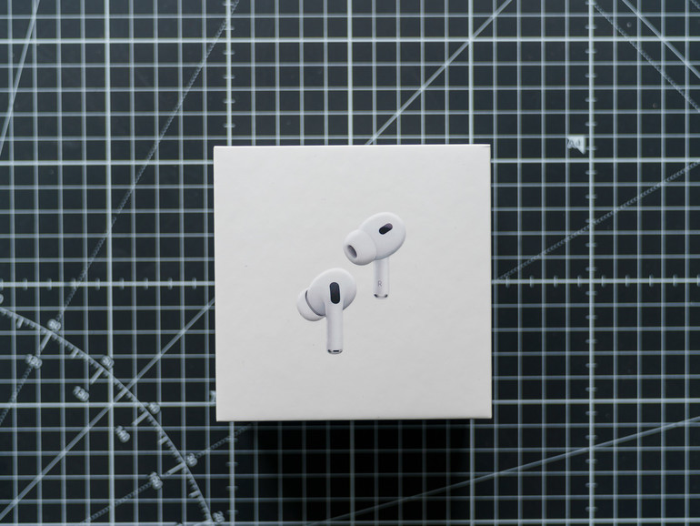 Alte Schachtel? Von wegen! Ein neues Design blieb bei den AirPods Pro zwar aus, im Detail aber hat sich sowohl an den In-Ears selbst (etwa die optimierte Position der ANC-Mikrofone) als auch am Ladecase (Lanyard-Befestigung, Lautsprecher) eine Menge getan.