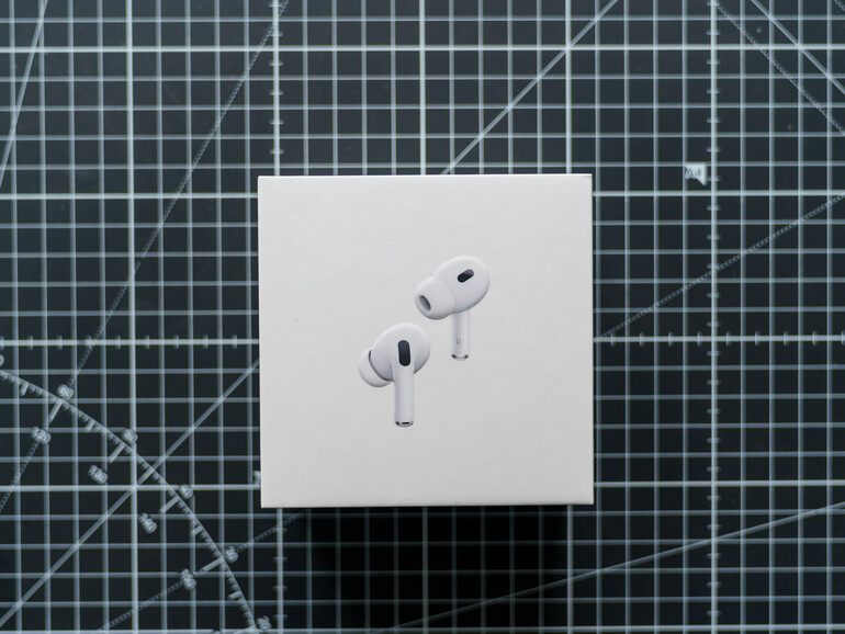 Old box? No way! The AirPods Pro did not feature a new design, but the details of the in-ears (e.g., the optimized position of the ANC microphones) and the charging case (lanyard attachment, speakers) have changed a lot. (Image: Stefan Molz)