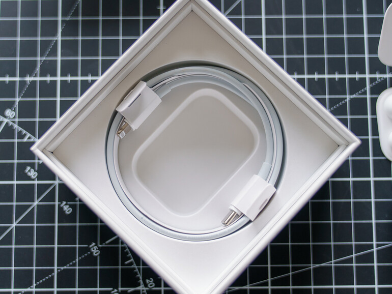 Another one for the collection: The scope of delivery includes a USB-C to Lightning cable. 