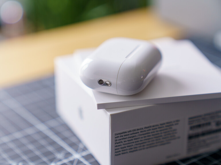 New on the charging case: an eyelet for attaching a lanyard. Another charming feature is the option to have your own Memoji engraved on the white AirPods Pro case.