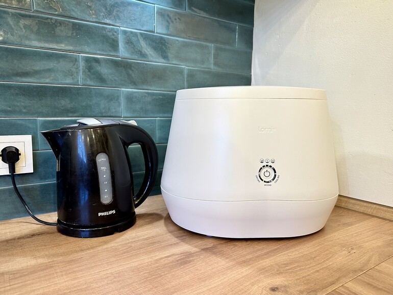 Größenvergleich: In den Wasserkocher passen 1,5 Liter. Der wesentlich größere Komposter hat ein Fassungsvermögen von bis zu 3 Litern.