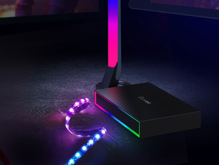 Die Lichtleisten stehen neben dem Monitor, der LED-Streifen wird an die Rückseite des Bildschirms geklebt.