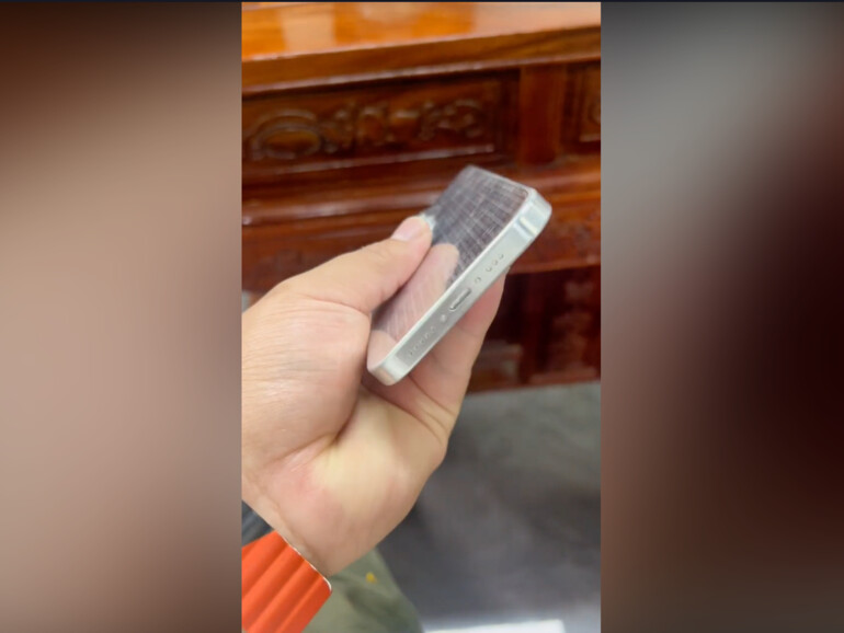 Im Internet tauchten bereits Aufnahmen eines iPhone-15-Pro-Dummys auf.