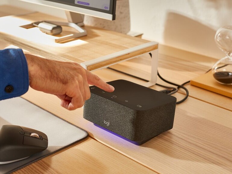 Das Logi Dock gibt Statusmeldungen mithilfe von Licht- und Audiosignalen wieder. So kannst du etwa einem terminierten Meeting beitreten, das Mikrofon und/oder die Kamera ein- und ausschalten sowie die Lautstärke verändern, ohne die Maus in die Hand zu nehmen.