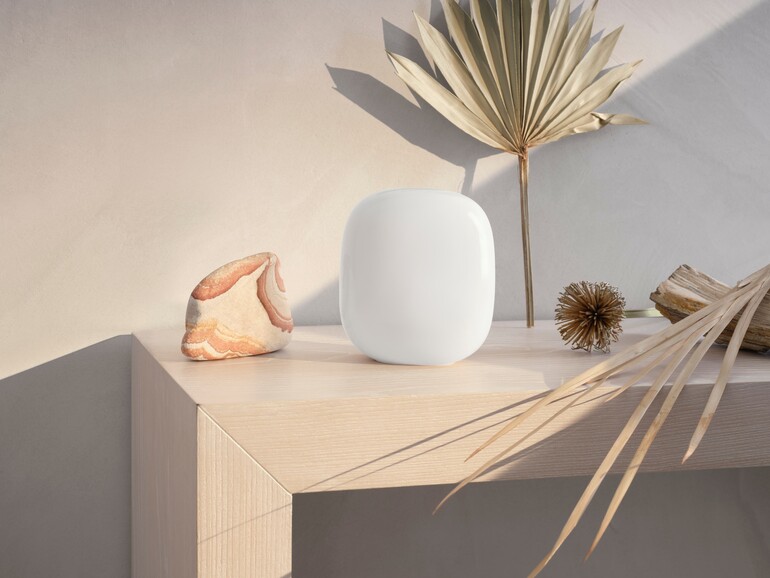 Will nicht versteckt werden: Der Google Nest Wifi Pro geht als Designobjekt durch.