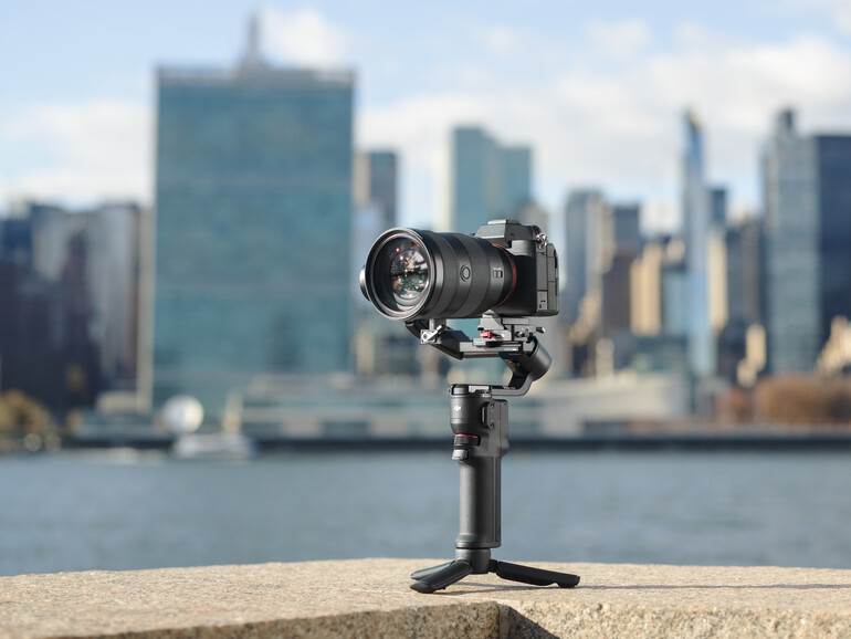 Mit dem Osmo hat DJI ein Gimbal für Smartphones im Programm. Der RS3 Mini für Systemkameras ist nur wenig größer und passt auch in ein kleines Paket.