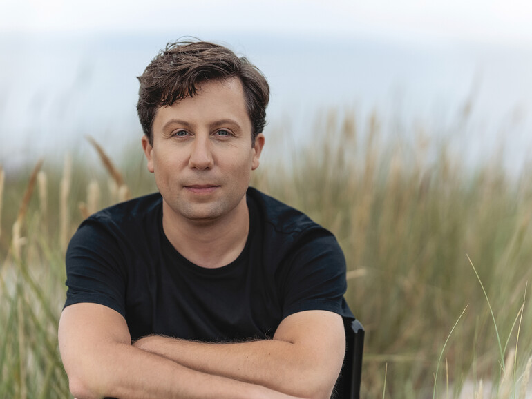 Benjamin Reiners ist seit 2019 Generalmusikdirektor der Landeshauptstadt Kiel sowie Leiter des Philharmonischen Orchesters und der Oper der Stadt, außerdem gefragter Gastdirigent an zahlreichen bedeutenden Opern- und Konzert­häusern.