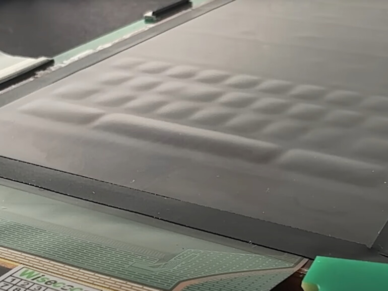 Die Tastatur kommt aus dem Display heraus