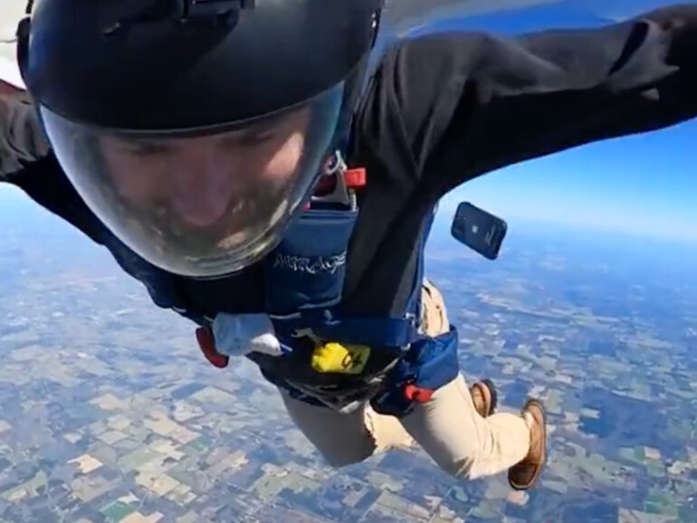 Hier verabschiedet sich das iPhone aus der Tasche des Fallschirmspringers