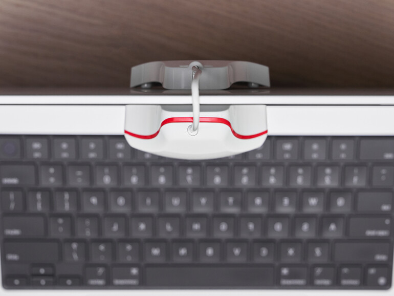 Der Sensor wiegt hinreichend wenig, dass sein Schutzdeckel als Gegengewicht ausreicht, um ihn über den Bildschirm hängen zu können.