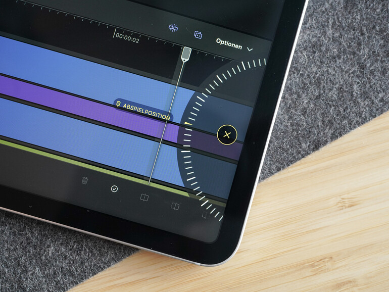 Ein virtuelles Jog-Wheel auf Daumenposition: Die Bedienoberfläche ist weitreichend an das iPad angepasst.