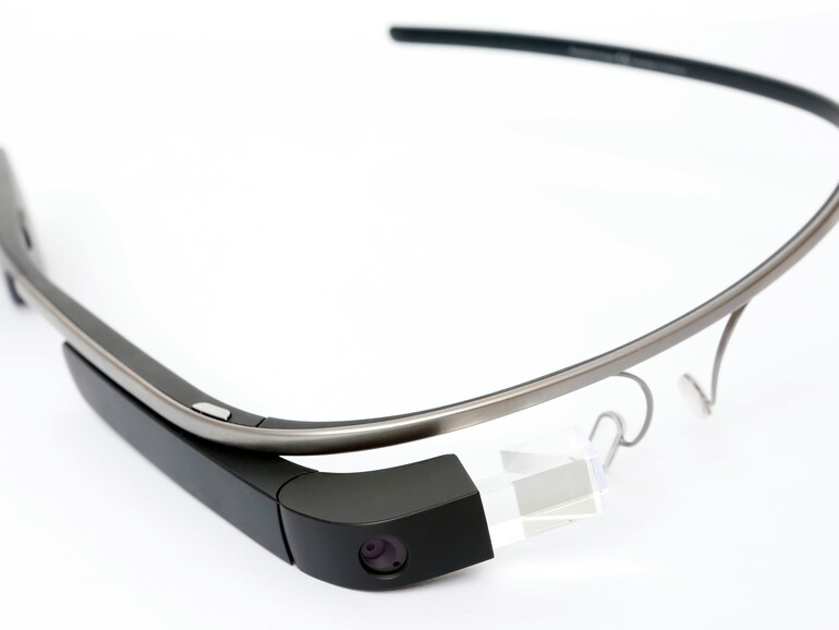 Eine zerbrechliche Angelegenheit: Eine Sichtfeld-Kamera sorgt für Foto- und Videoaufnahmen, ein Glasprisma projiziert Ausgaben in den Sichtbereich eines Brillenglases. Abstand nahm Google von Plänen, die Audioübertragung mithilfe einer Schädelknocheninduktion zu realisieren – die Ergebnisse waren zu diesem frühen Zeitpunkt wahrscheinlich schlicht nicht überzeugend genug.