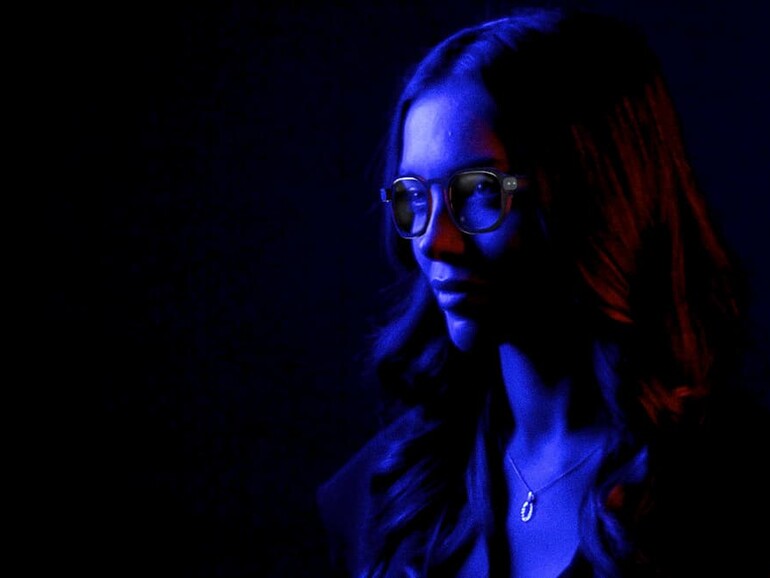 Der Industriedesigner Beeda Gokul hat sich schon einmal Gedanken um eine massentaugliche Gestaltung von Googles im Mai 2022 angedeuteten „XR Glasses“ gemacht. Hier findest du seine Entwürfe: https://beedagokul.myportfolio.com/google-xr-glasses