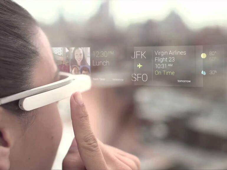 Die Bedienung und Navigation von Googles Datenbrille erfolgt mithilfe eines Touchpads an der Rahmenseite, hinzu kommt die Steuerung mit Augenzwinkern, Kopfnicken und per Sprache.